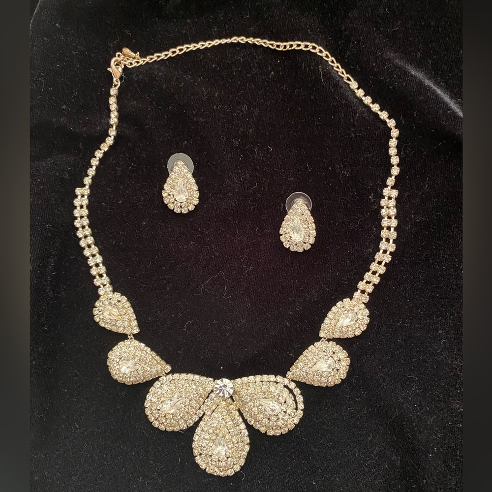 Beautiful crystal jewelry necklace and earrings set!  NWOT
